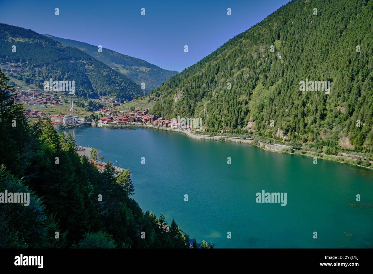 Il lago Uzungöl (lago lungo) è un lago situato a sud della città di Trabzon, nel distretto di Caykara nella provincia di Trabzon, Turchia. Foto Stock