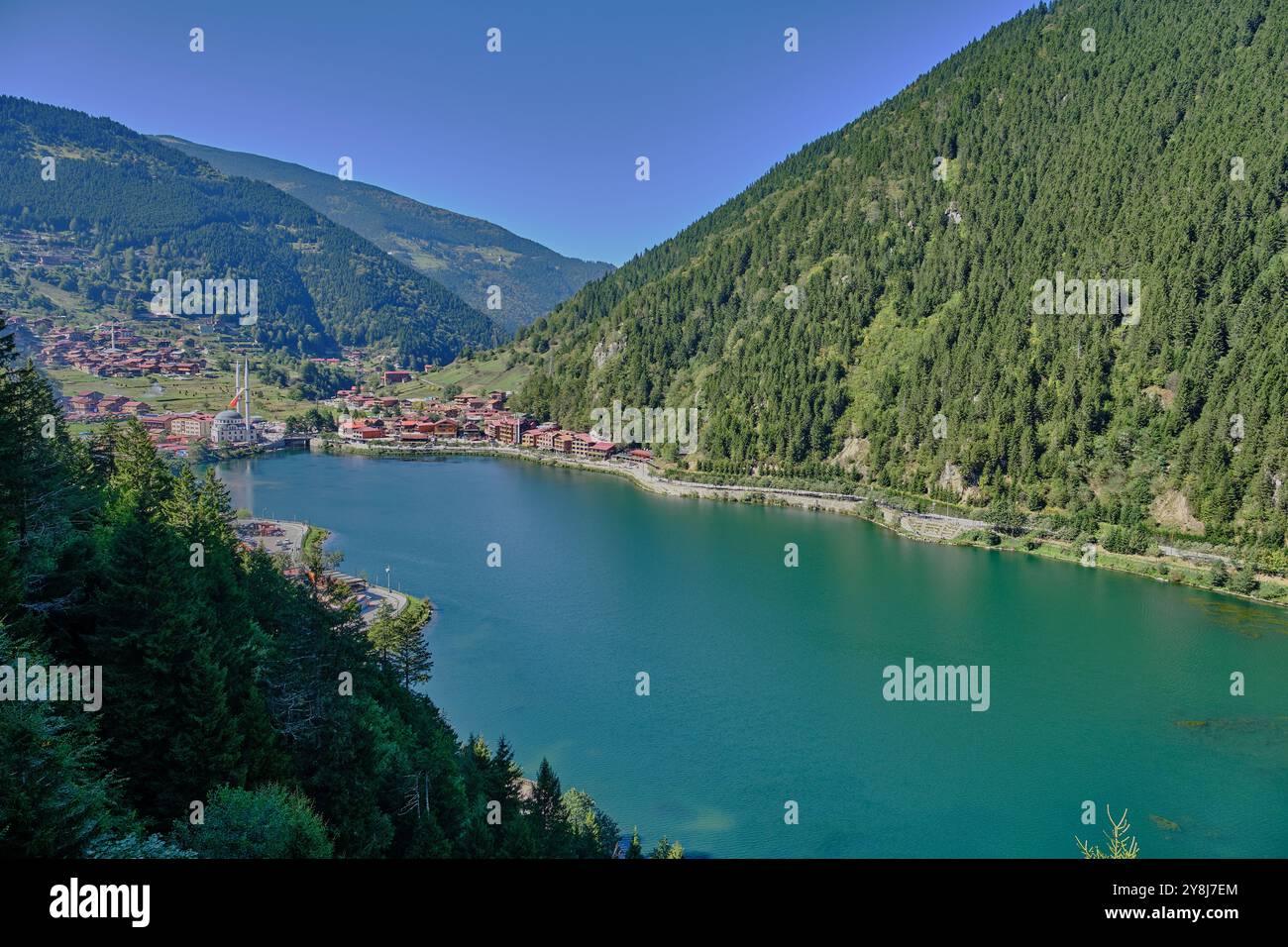 Il lago Uzungöl (lago lungo) è un lago situato a sud della città di Trabzon, nel distretto di Caykara nella provincia di Trabzon, Turchia. Foto Stock