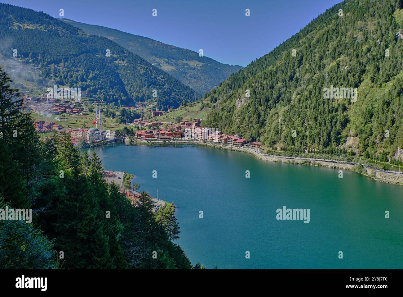 Il lago Uzungöl (lago lungo) è un lago situato a sud della città di Trabzon, nel distretto di Caykara nella provincia di Trabzon, Turchia. Foto Stock