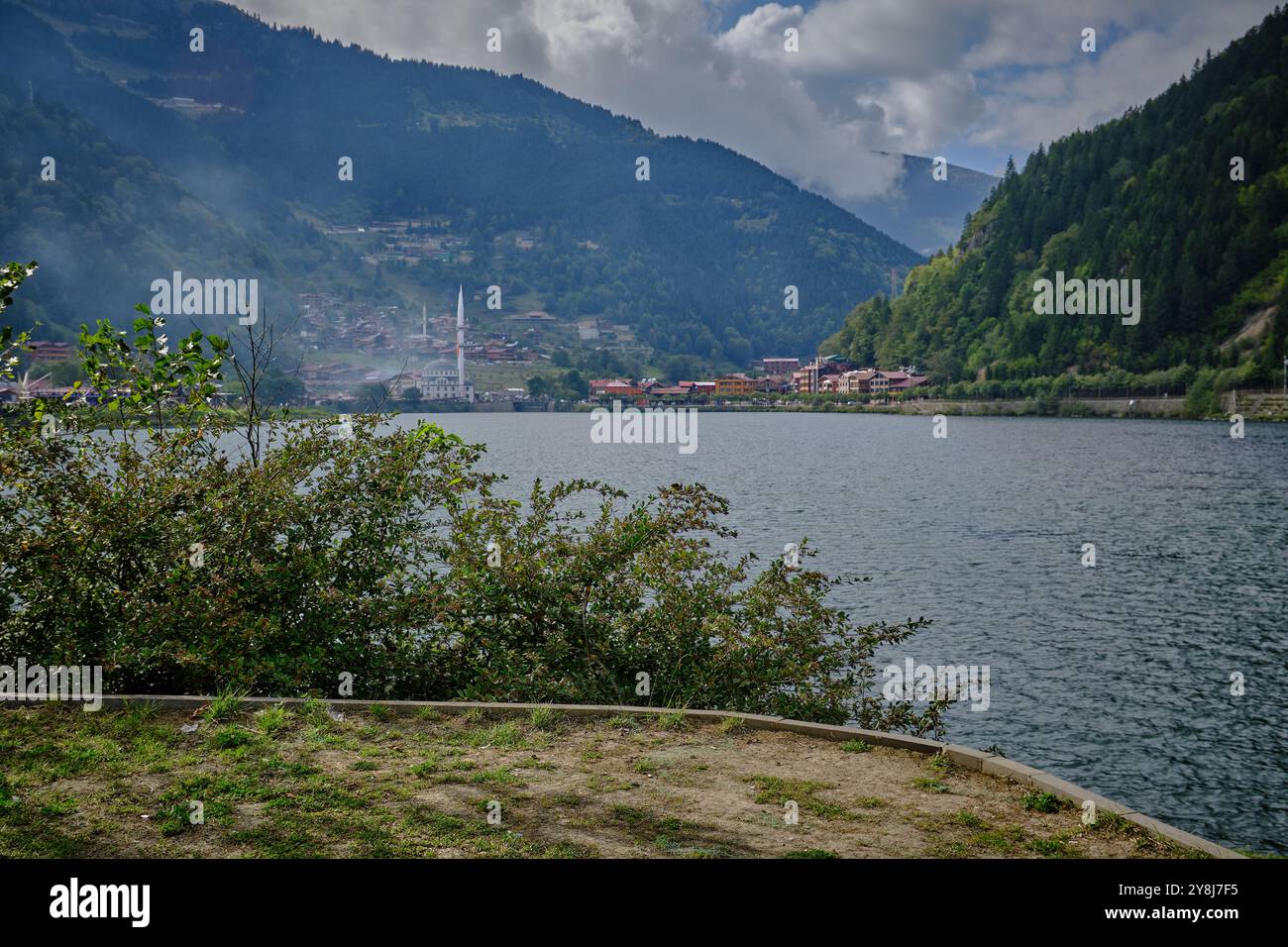 Il lago Uzungöl (lago lungo) è un lago situato a sud della città di Trabzon, nel distretto di Caykara nella provincia di Trabzon, Turchia. Foto Stock