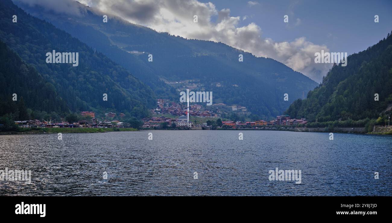 Il lago Uzungöl (lago lungo) è un lago situato a sud della città di Trabzon, nel distretto di Caykara nella provincia di Trabzon, Turchia. Foto Stock