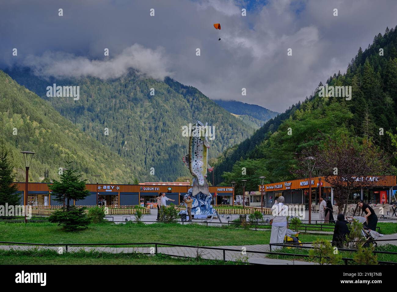 Il lago Uzungöl (lago lungo) è un lago situato a sud della città di Trabzon, nel distretto di Caykara nella provincia di Trabzon, Turchia. Foto Stock