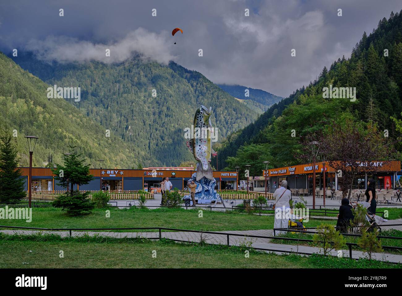 Il lago Uzungöl (lago lungo) è un lago situato a sud della città di Trabzon, nel distretto di Caykara nella provincia di Trabzon, Turchia. Foto Stock