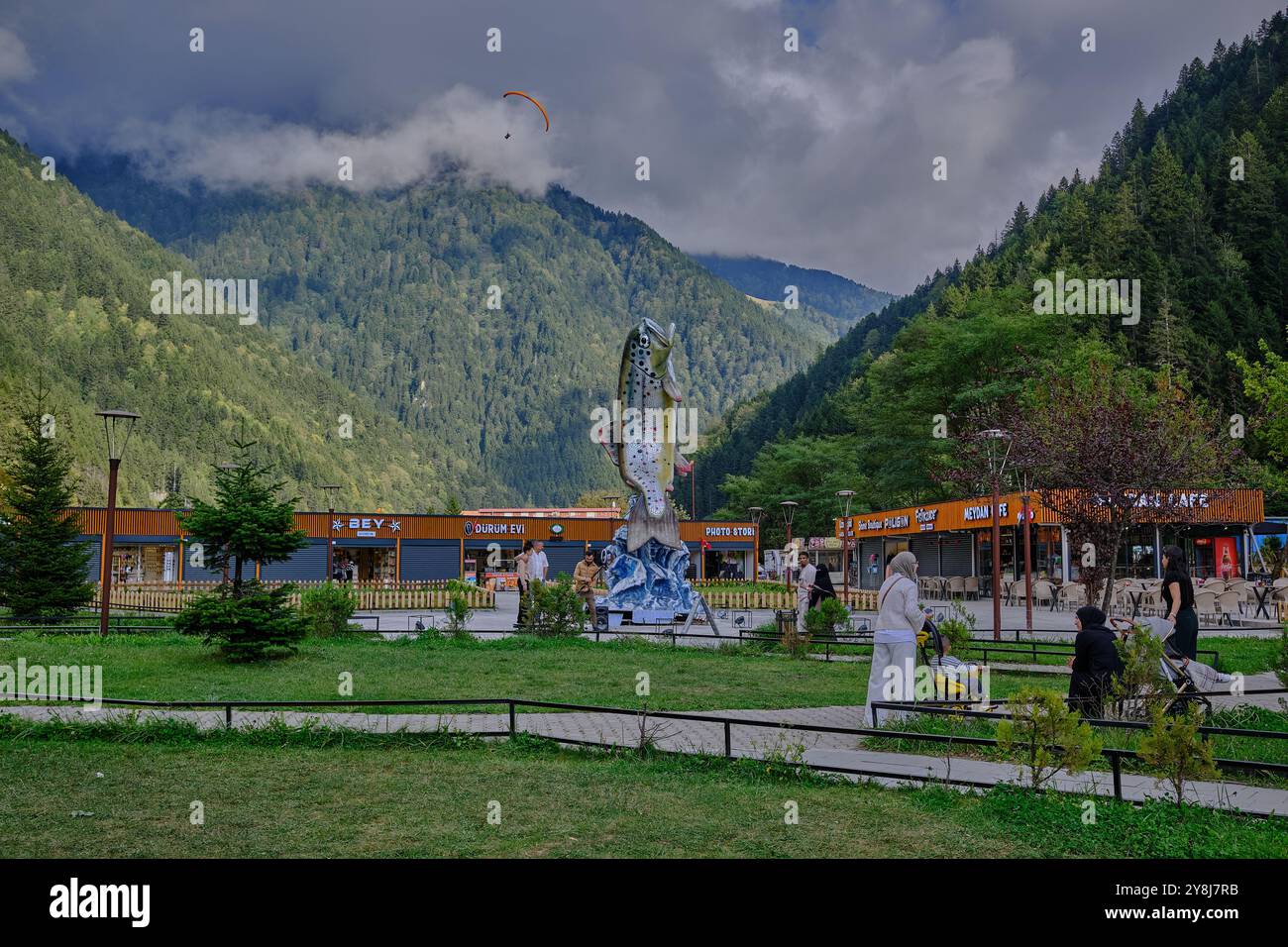 Il lago Uzungöl (lago lungo) è un lago situato a sud della città di Trabzon, nel distretto di Caykara nella provincia di Trabzon, Turchia. Foto Stock