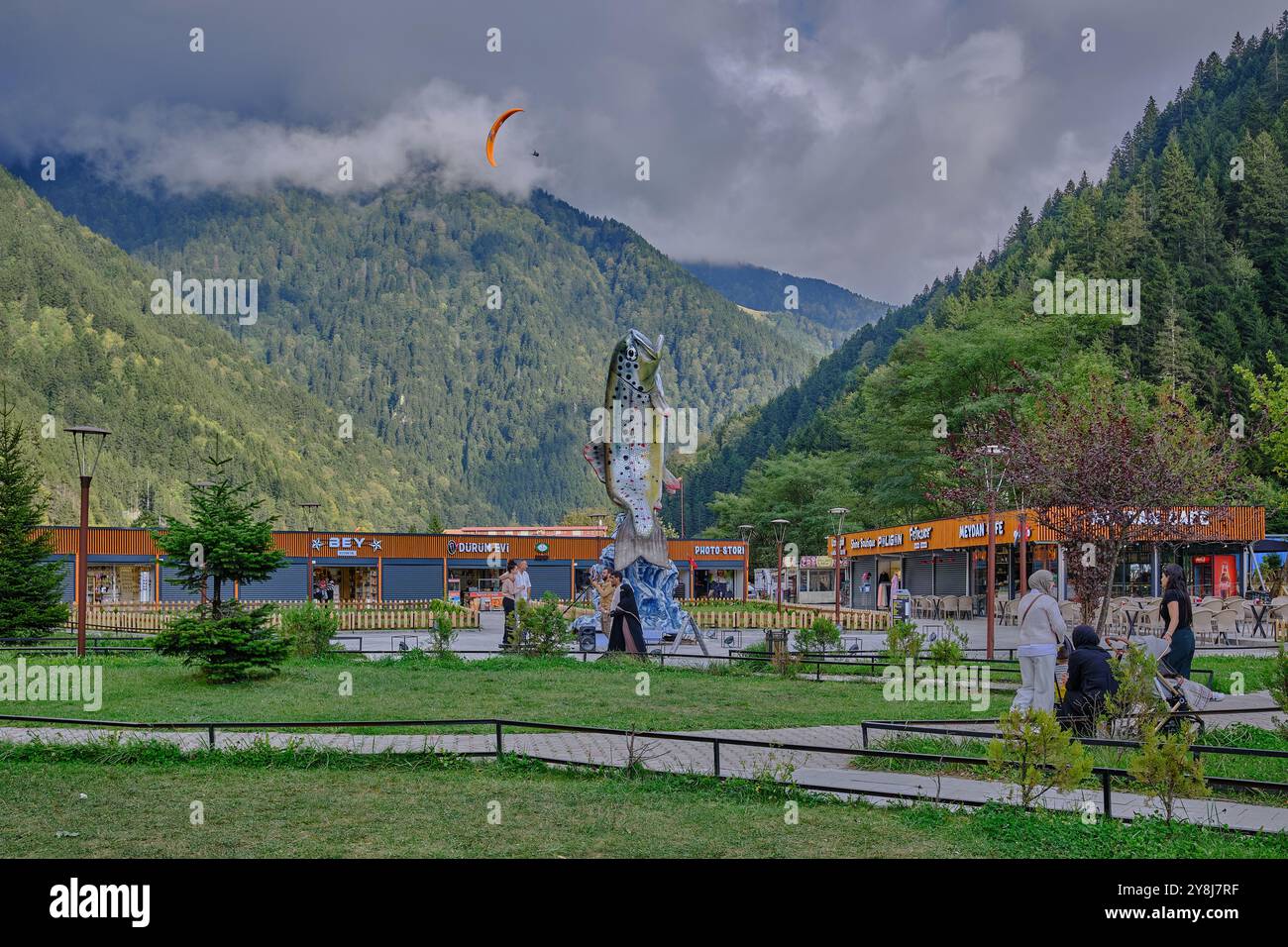 Il lago Uzungöl (lago lungo) è un lago situato a sud della città di Trabzon, nel distretto di Caykara nella provincia di Trabzon, Turchia. Foto Stock