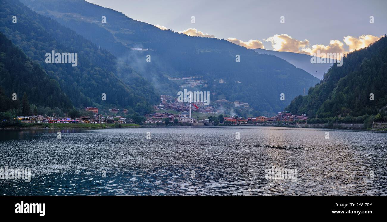 Il lago Uzungöl (lago lungo) è un lago situato a sud della città di Trabzon, nel distretto di Caykara nella provincia di Trabzon, Turchia. Foto Stock