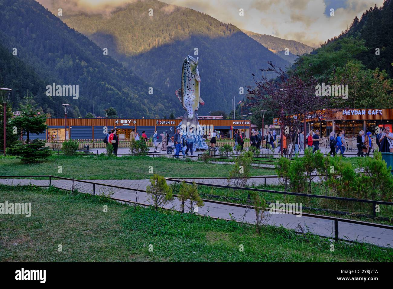 Il lago Uzungöl (lago lungo) è un lago situato a sud della città di Trabzon, nel distretto di Caykara nella provincia di Trabzon, Turchia. Foto Stock