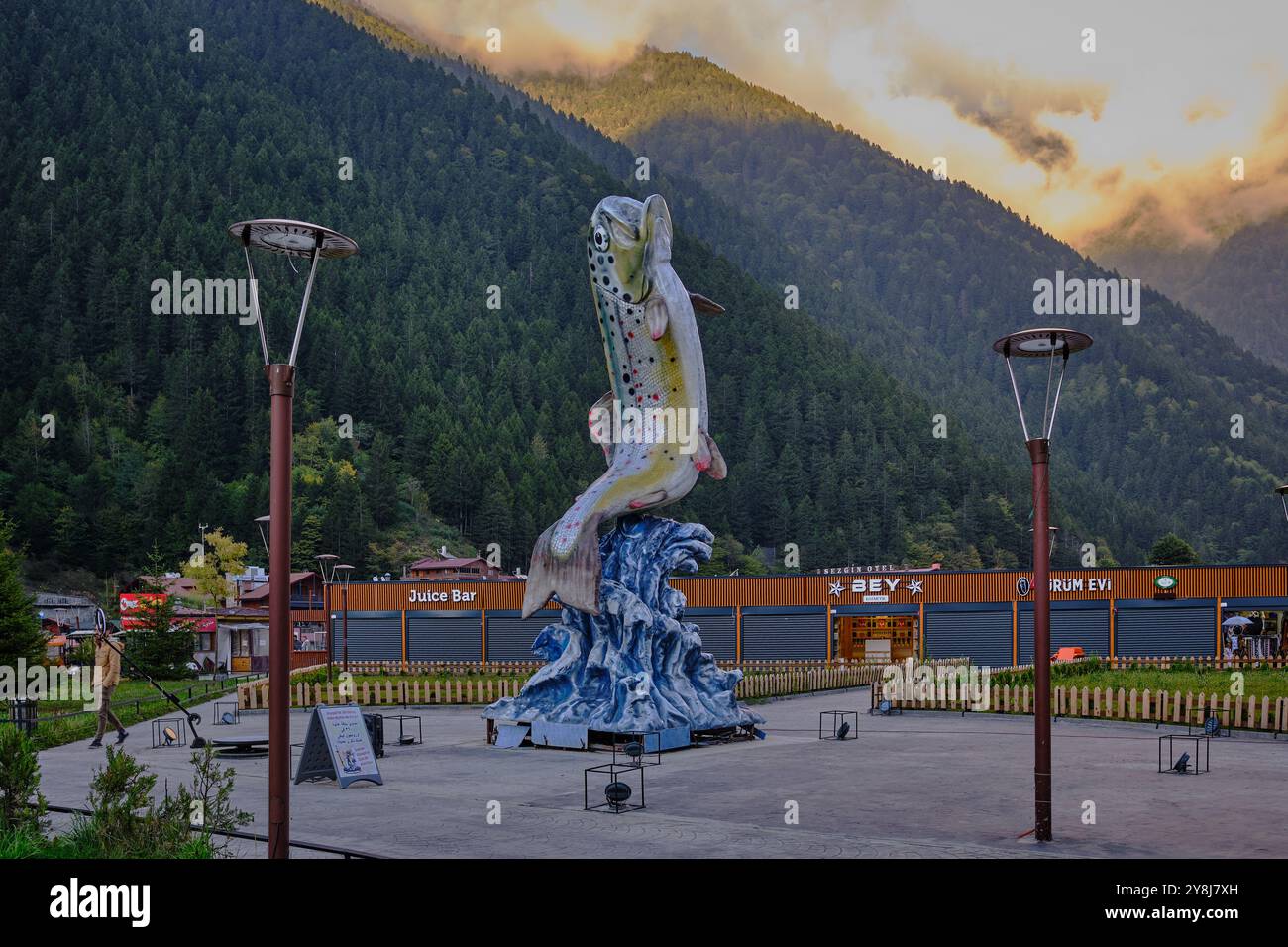 Il lago Uzungöl (lago lungo) è un lago situato a sud della città di Trabzon, nel distretto di Caykara nella provincia di Trabzon, Turchia. Foto Stock