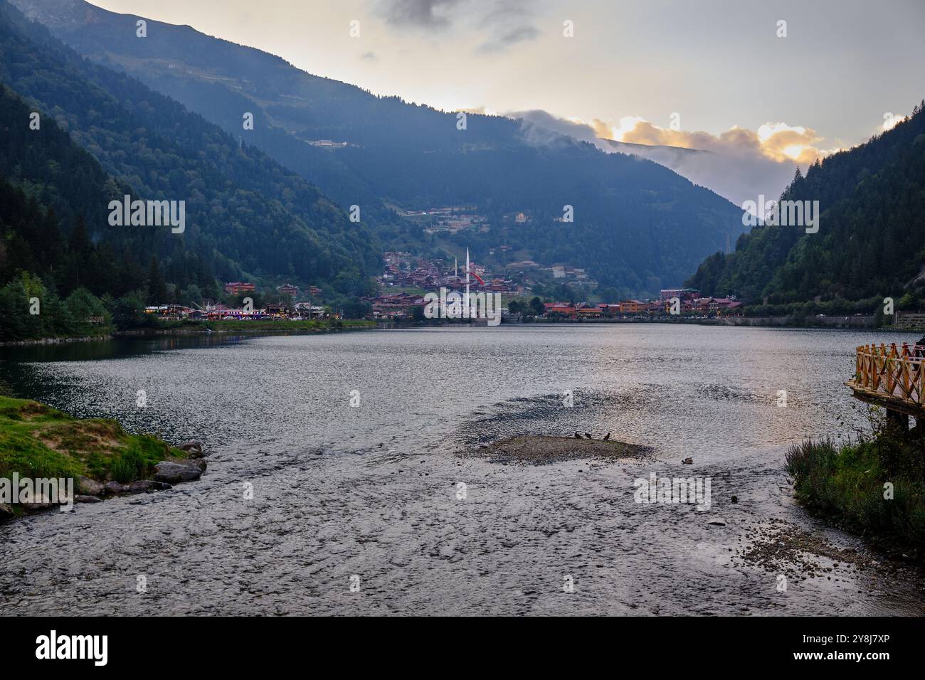 Il lago Uzungöl (lago lungo) è un lago situato a sud della città di Trabzon, nel distretto di Caykara nella provincia di Trabzon, Turchia. Foto Stock