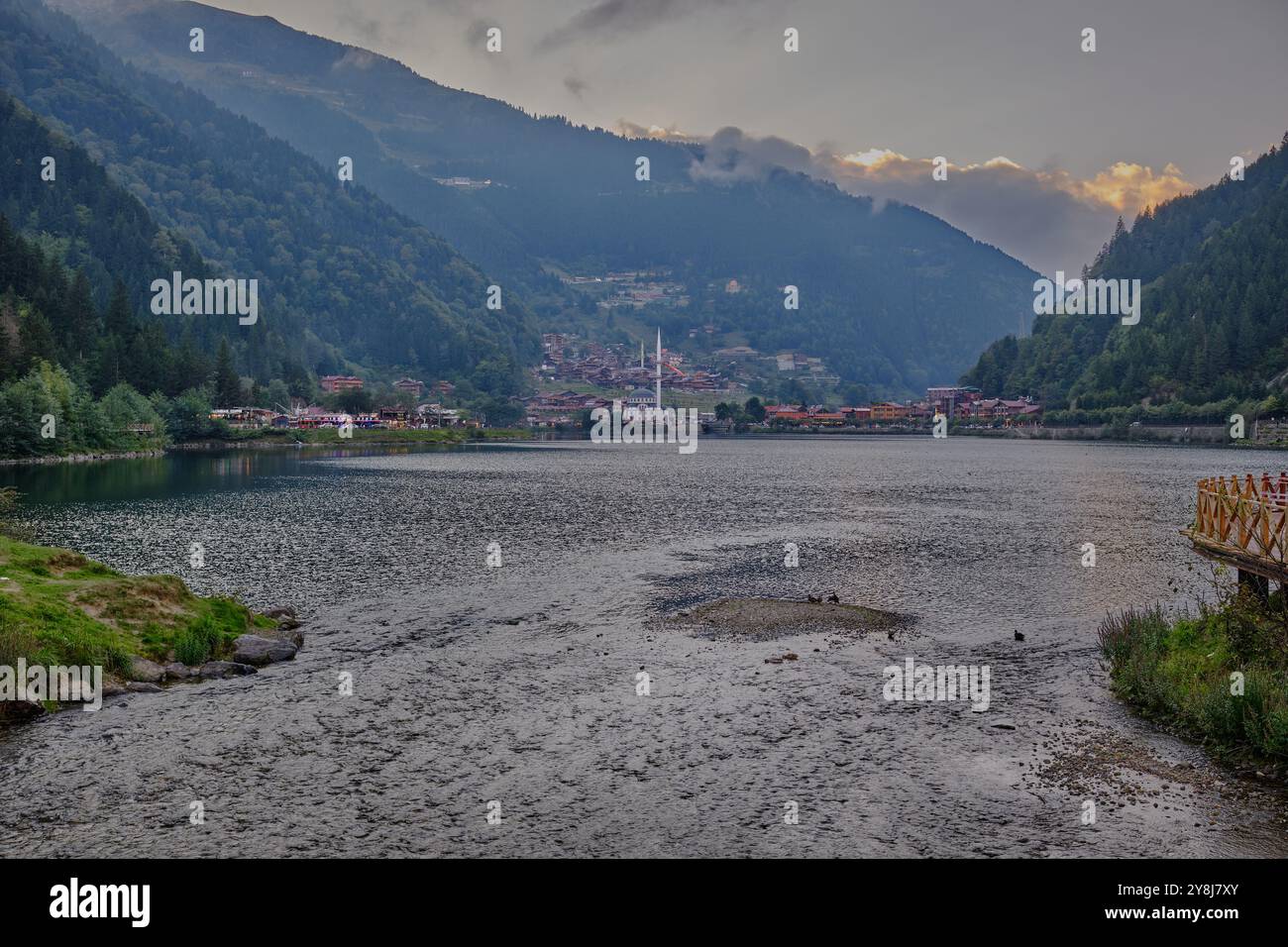 Il lago Uzungöl (lago lungo) è un lago situato a sud della città di Trabzon, nel distretto di Caykara nella provincia di Trabzon, Turchia. Foto Stock