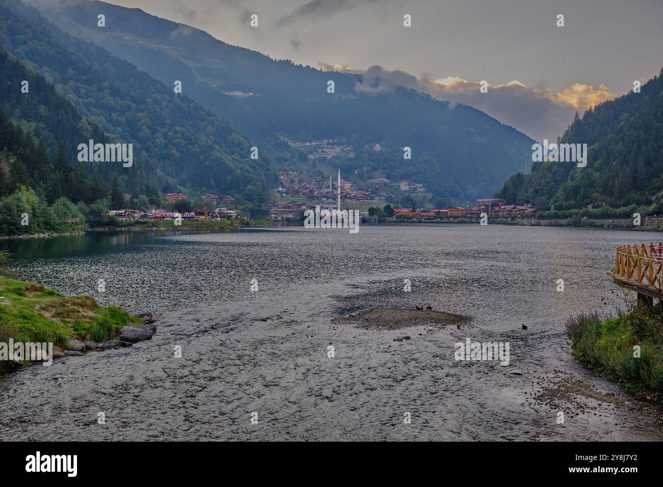 Il lago Uzungöl (lago lungo) è un lago situato a sud della città di Trabzon, nel distretto di Caykara nella provincia di Trabzon, Turchia. Foto Stock
