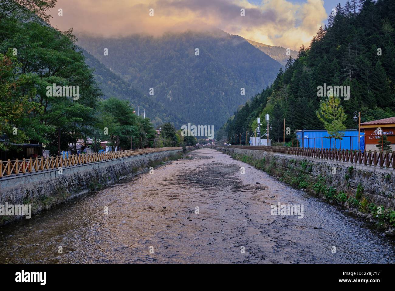 Il lago Uzungöl (lago lungo) è un lago situato a sud della città di Trabzon, nel distretto di Caykara nella provincia di Trabzon, Turchia. Foto Stock