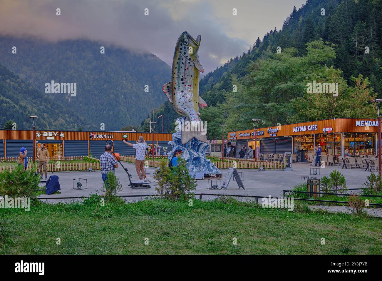 Il lago Uzungöl (lago lungo) è un lago situato a sud della città di Trabzon, nel distretto di Caykara nella provincia di Trabzon, Turchia. Foto Stock