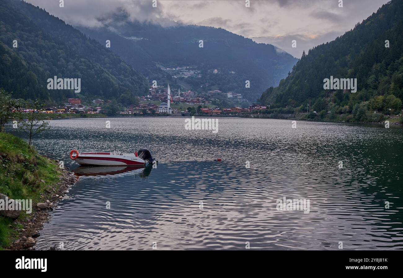 Il lago Uzungöl (lago lungo) è un lago situato a sud della città di Trabzon, nel distretto di Caykara nella provincia di Trabzon, Turchia. Foto Stock
