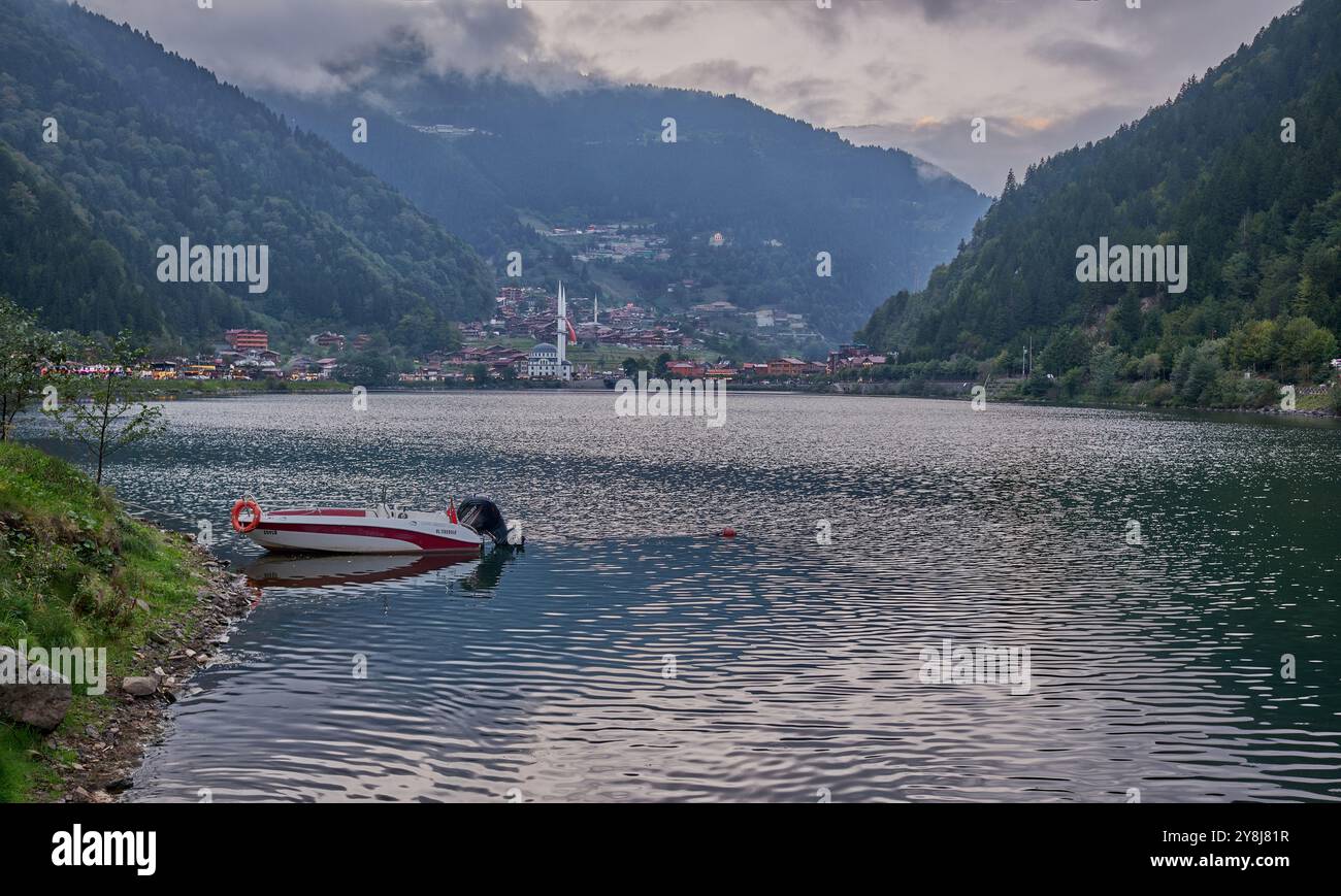 Il lago Uzungöl (lago lungo) è un lago situato a sud della città di Trabzon, nel distretto di Caykara nella provincia di Trabzon, Turchia. Foto Stock