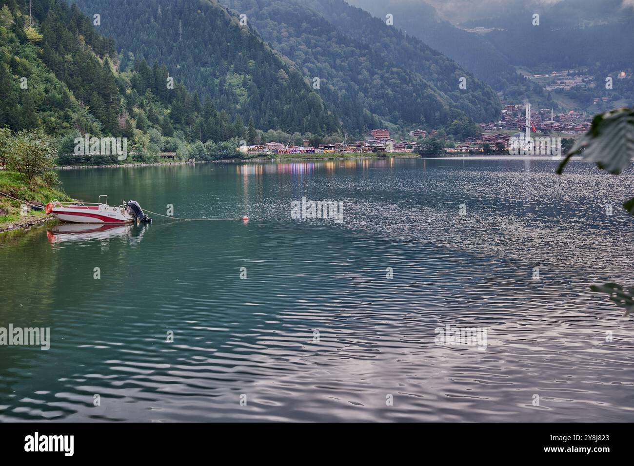 Il lago Uzungöl (lago lungo) è un lago situato a sud della città di Trabzon, nel distretto di Caykara nella provincia di Trabzon, Turchia. Foto Stock