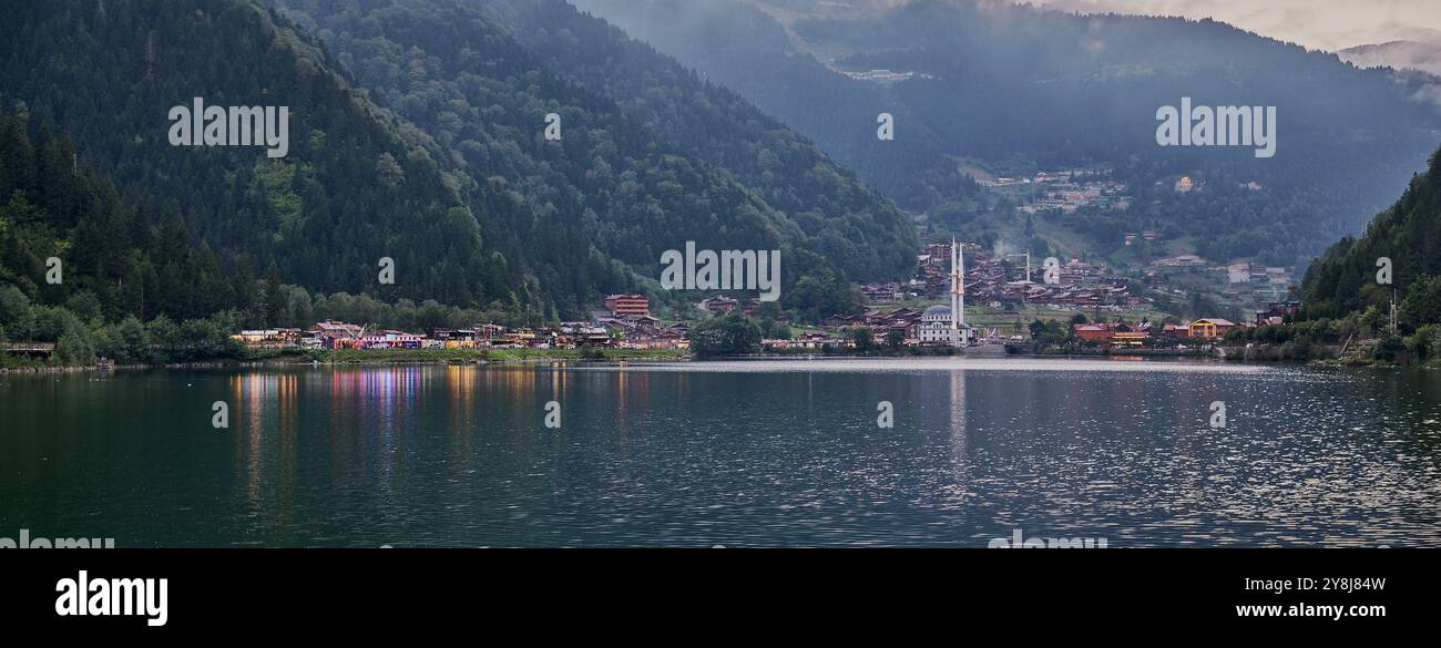 Il lago Uzungöl (lago lungo) è un lago situato a sud della città di Trabzon, nel distretto di Caykara nella provincia di Trabzon, Turchia. Foto Stock