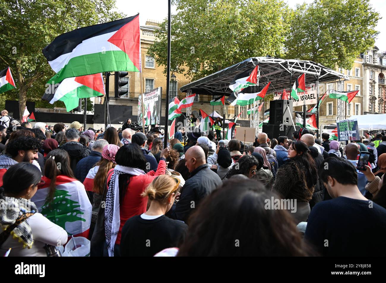 LONDRA, INGHILTERRA: 5 ottobre 2024: Un anno dopo, il genocidio a Gaza è ancora in corso in un raduno fuori Downing Street a Londra, Regno Unito. Qual è la sua definizione di democrazia? Il Regno Unito, gli Stati Uniti e la NATO hanno fornito armi a Israele per commettere un genocidio contro civili palestinesi disarmati, compresi bambini e bambini. Credito: Vedi li/Picture Capital/Alamy Live News Foto Stock