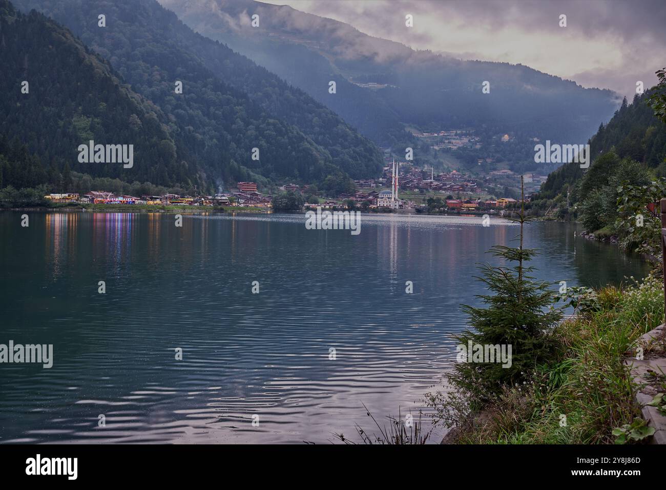 Il lago Uzungöl (lago lungo) è un lago situato a sud della città di Trabzon, nel distretto di Caykara nella provincia di Trabzon, Turchia. Foto Stock