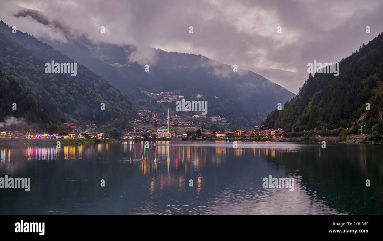 Il lago Uzungöl (lago lungo) è un lago situato a sud della città di Trabzon, nel distretto di Caykara nella provincia di Trabzon, Turchia. Scatto al crepuscolo Foto Stock