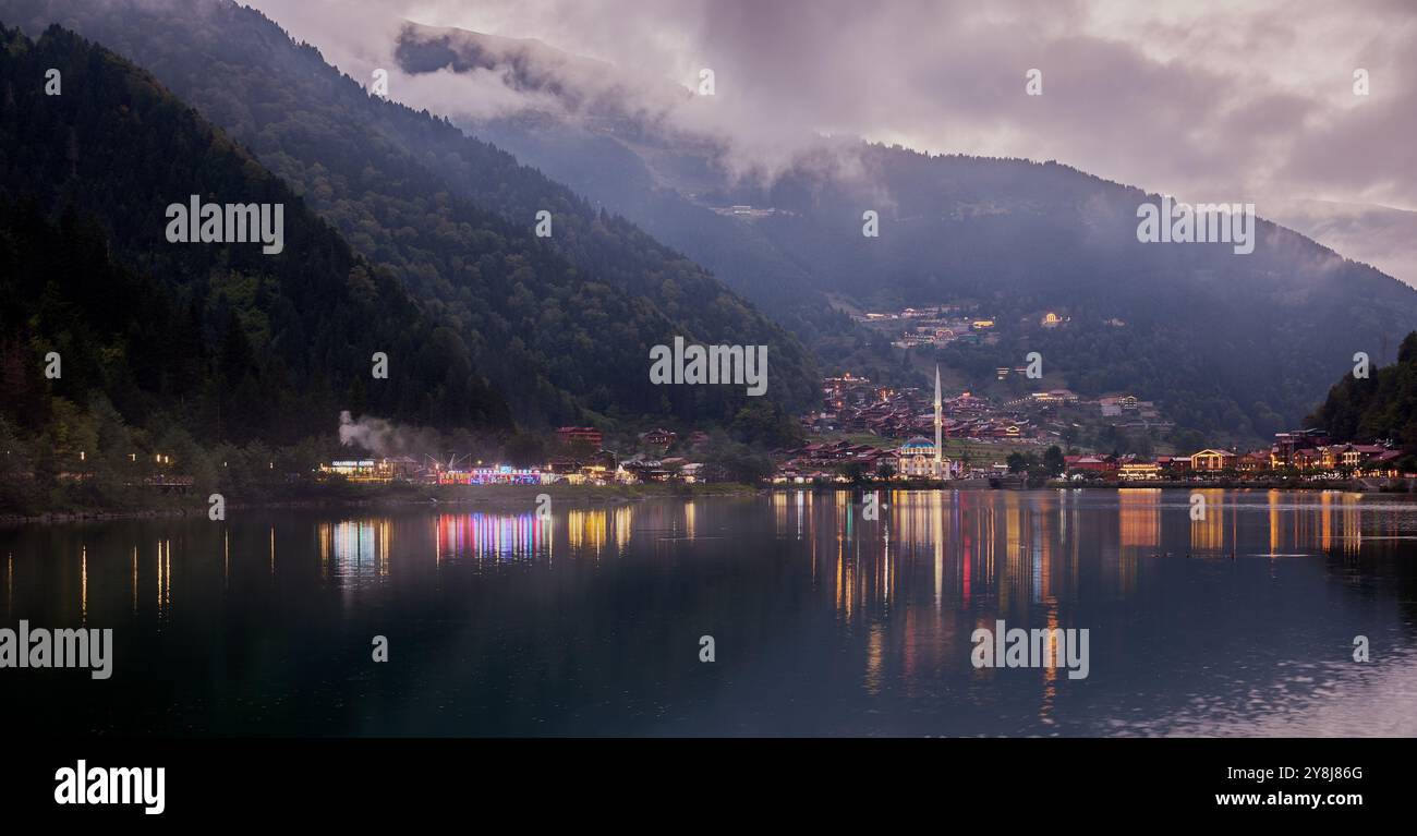 Il lago Uzungöl (lago lungo) è un lago situato a sud della città di Trabzon, nel distretto di Caykara nella provincia di Trabzon, Turchia. Scatto al crepuscolo Foto Stock