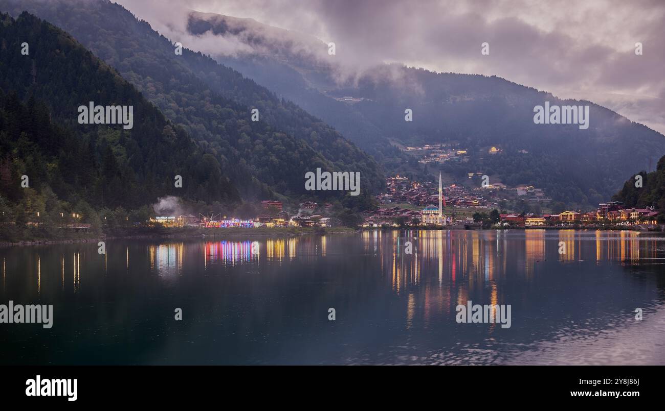 Il lago Uzungöl (lago lungo) è un lago situato a sud della città di Trabzon, nel distretto di Caykara nella provincia di Trabzon, Turchia. Scatto al crepuscolo Foto Stock