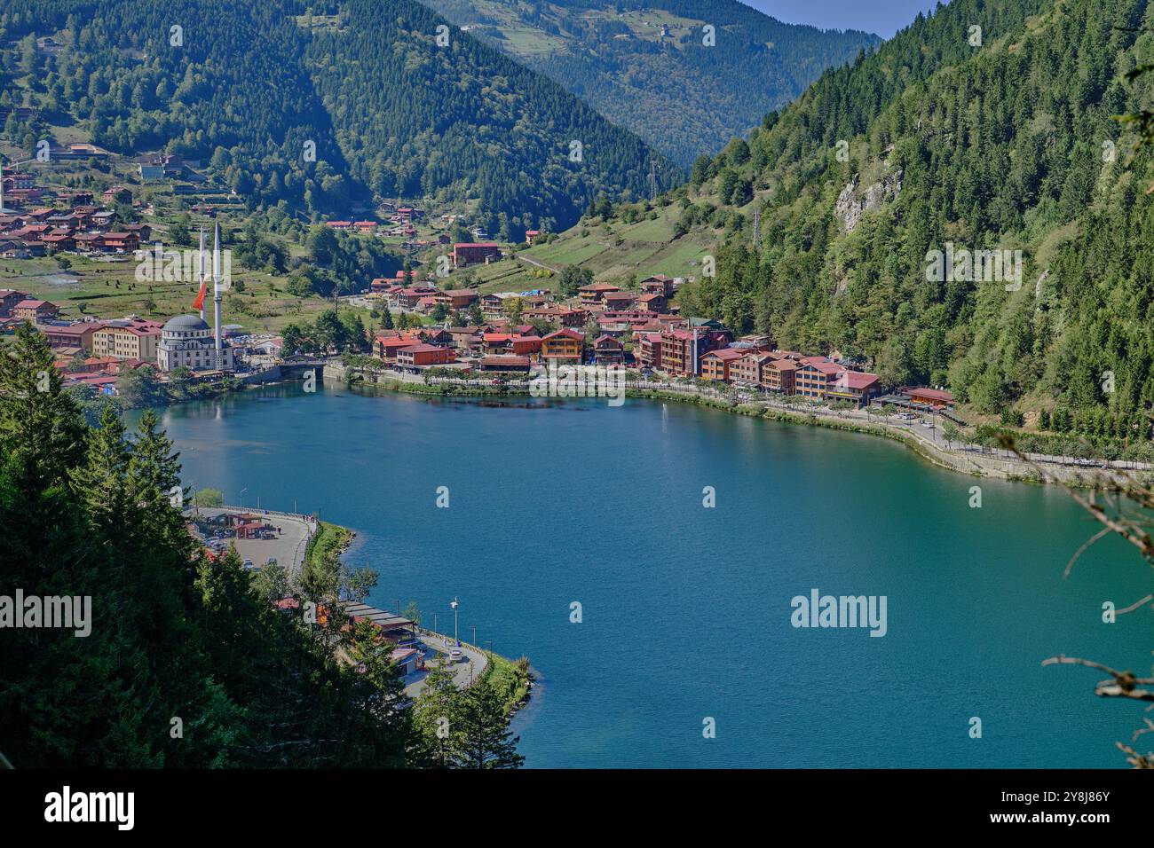 Il lago Uzungöl (lago lungo) è un lago situato a sud della città di Trabzon, nel distretto di Caykara nella provincia di Trabzon, Turchia. Foto Stock