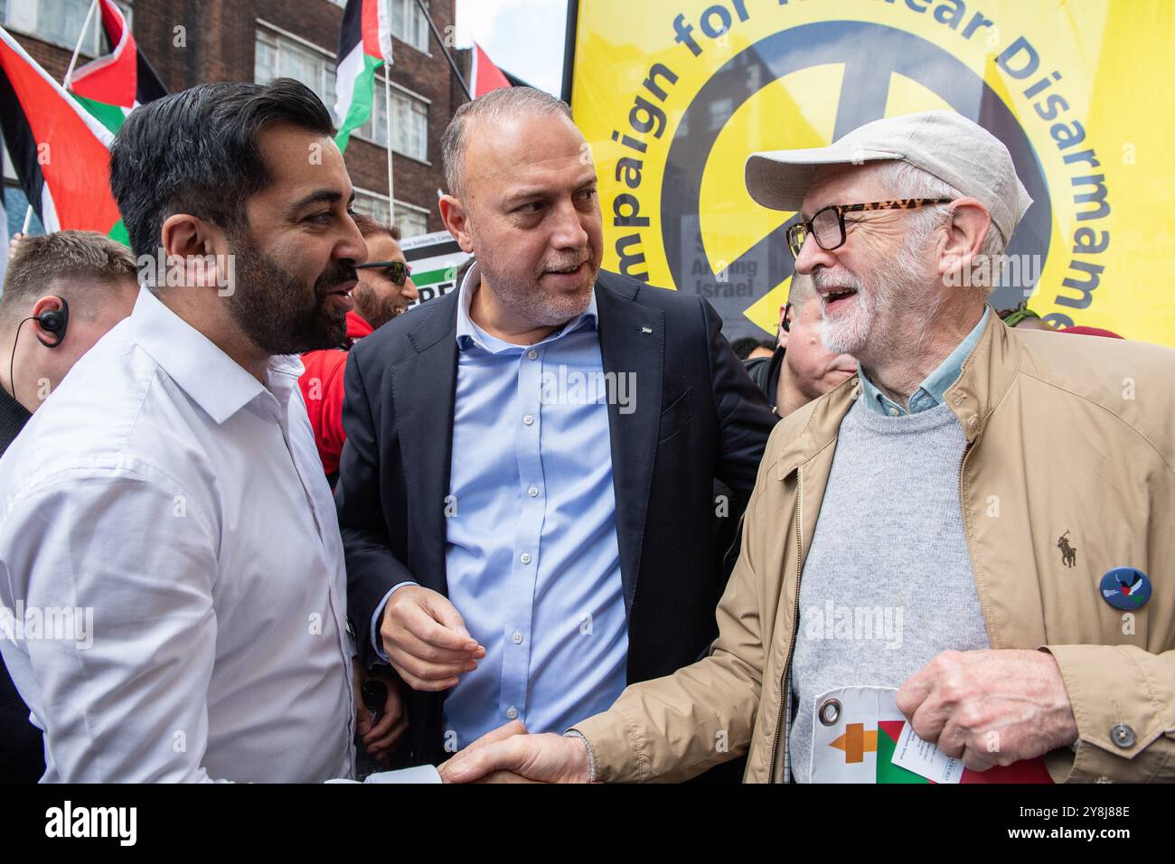 Londra, Inghilterra, Regno Unito. 5 ottobre 2024. L'ex primo ministro scozzese Humza Yousaf (a sinistra), l'ex leader laburista Jeremy Corbyn (a destra) e l'ambasciatore palestinese nel Regno Unito Husam Zomlot (al centro) si uniscono a migliaia di manifestanti a Londra, sostenendo i diritti dei palestinesi durante il conflitto in corso. La manifestazione mette in evidenza gli appelli per porre fine alle azioni militari israeliane e le richieste di una soluzione pacifica. (Credit Image: © Thomas Krych/ZUMA Press Wire) SOLO PER USO EDITORIALE! Non per USO commerciale! Foto Stock