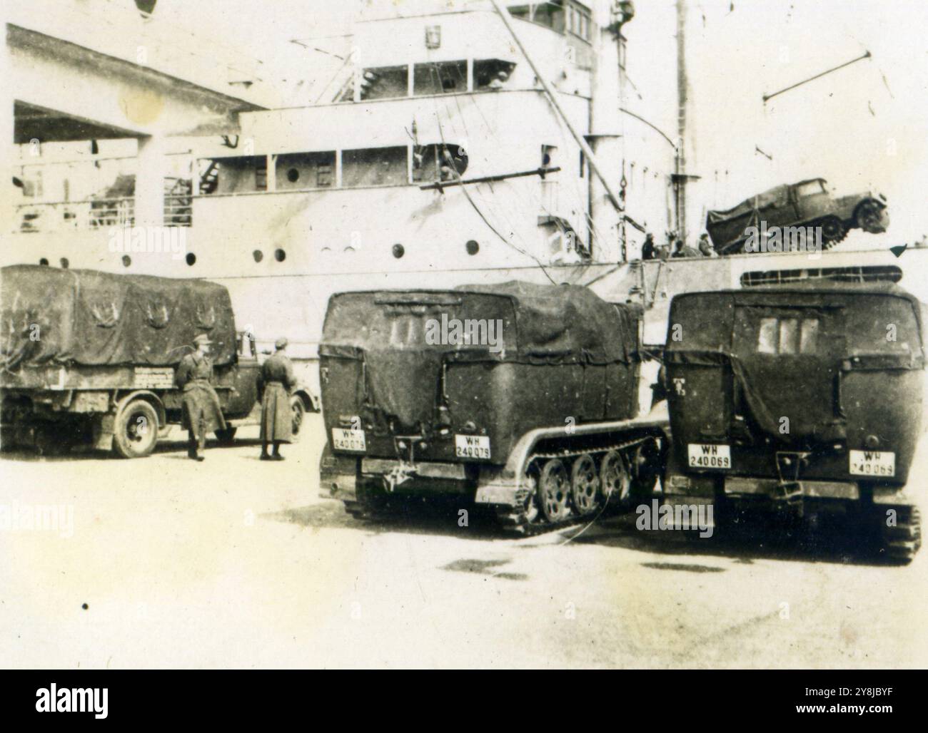 Seconda guerra mondiale - Porto di Napoli, Italia 1942 - imbarco tedesco afrika korps in Nord africa Foto Stock