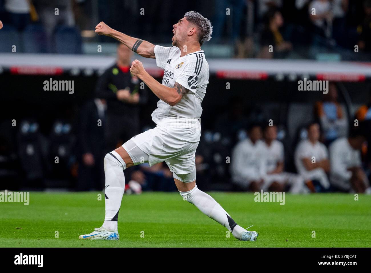 Madrid, Madrid, Spagna. 5 ottobre 2024. Federico Valverde del Real Madrid CF celebra il suo gol durante la partita di calcio della Liga EA Sports 2024/25 tra il Real Madrid CF e il Villarreal CF all'Estadio Santiago Bernabeu il 5 ottobre 2024 a Madrid, Spagna. (Credit Image: © Alberto Gardin/ZUMA Press Wire) SOLO PER USO EDITORIALE! Non per USO commerciale! Foto Stock