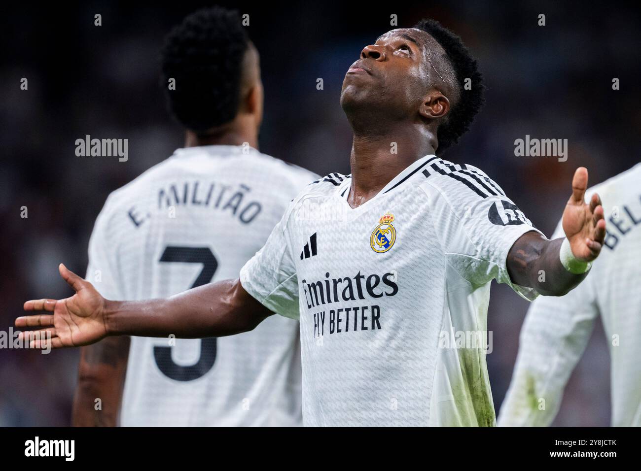 Madrid, Madrid, Spagna. 5 ottobre 2024. Vinicius Junior del Real Madrid CF celebra il suo gol durante la partita di calcio della Liga EA Sports 2024/25 tra il Real Madrid CF e il Villarreal CF all'Estadio Santiago Bernabeu il 5 ottobre 2024 a Madrid, Spagna. (Credit Image: © Alberto Gardin/ZUMA Press Wire) SOLO PER USO EDITORIALE! Non per USO commerciale! Foto Stock