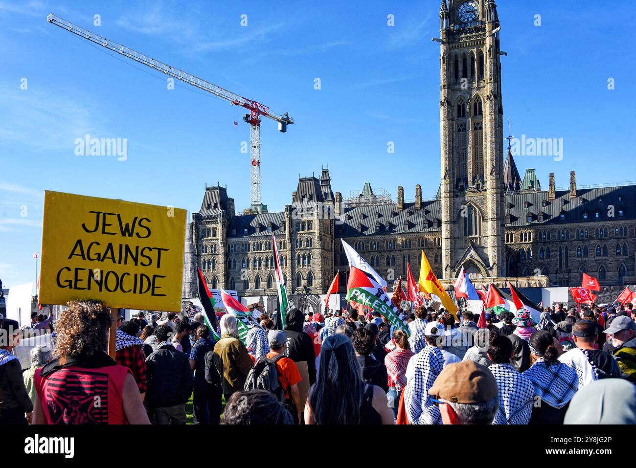 Ottawa, Canada - 5 ottobre 2024: I manifestanti si riuniscono sulla collina del Parlamento per chiedere il sostegno dei residenti della Striscia di Gaza, la fine delle restrizioni sugli aiuti umanitari alla zona e la richiesta di un cessate il fuoco nella guerra Israele-Hamas. La folla chiede anche al Canada di porre fine al suo sostegno all’azione militare di Israele contro Hamas. Foto Stock