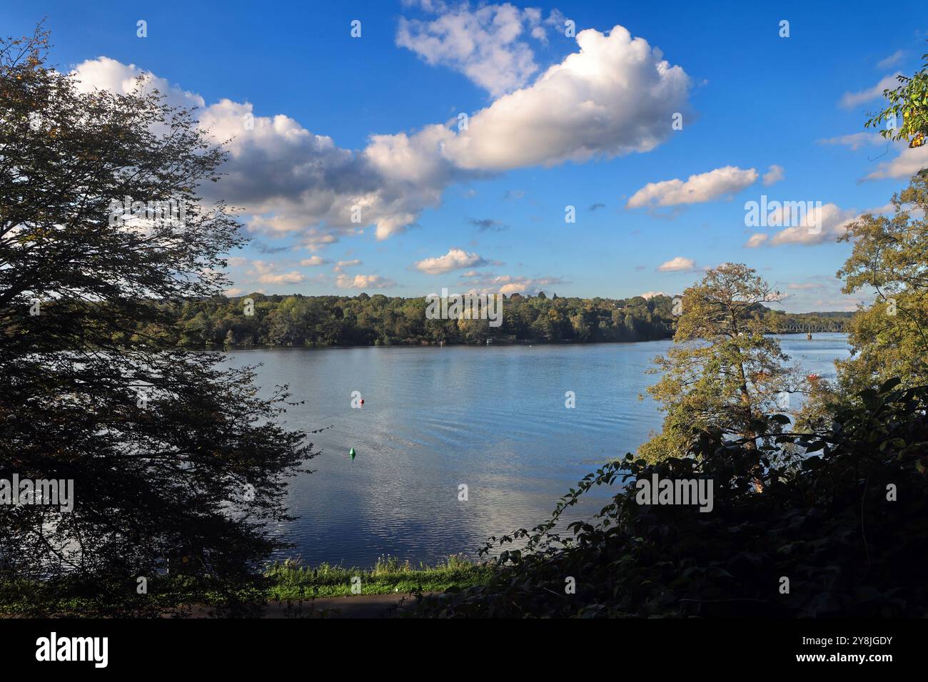 Touristenmagnet im Ruhrgebiet Das Essener Naherholungsgebiet Baldeneysee aus dem Jahr 1933, der von einigen Essenern trotz des hohen Erholungswerts ironisch Touristentümpel genannt wird und ein Essener Hotspot in Sachen Tourismus ist. Essen Nordrhein-Westfalen Deutschland Baldeneysee *** magnete turistico nella regione della Ruhr l'area ricreativa di Baldeneysee a Essen, che risale al 1933, è ironicamente chiamato stagno turistico da alcuni residenti di Essen nonostante il suo alto valore ricreativo ed è un punto di riferimento di Essen in termini di turismo Essen Renania settentrionale-Vestfalia Germania Baldeneysee Foto Stock