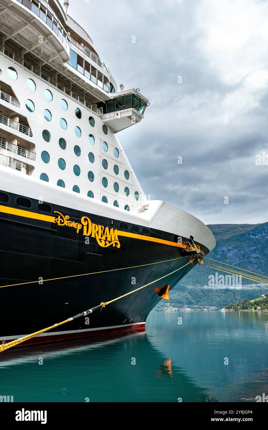 Nave da crociera Disney 15 agosto 2024 - la barca è ormeggiata in un fiordo panoramico. Il nome della nave è visibile sullo scafo e le montagne sullo sfondo Foto Stock