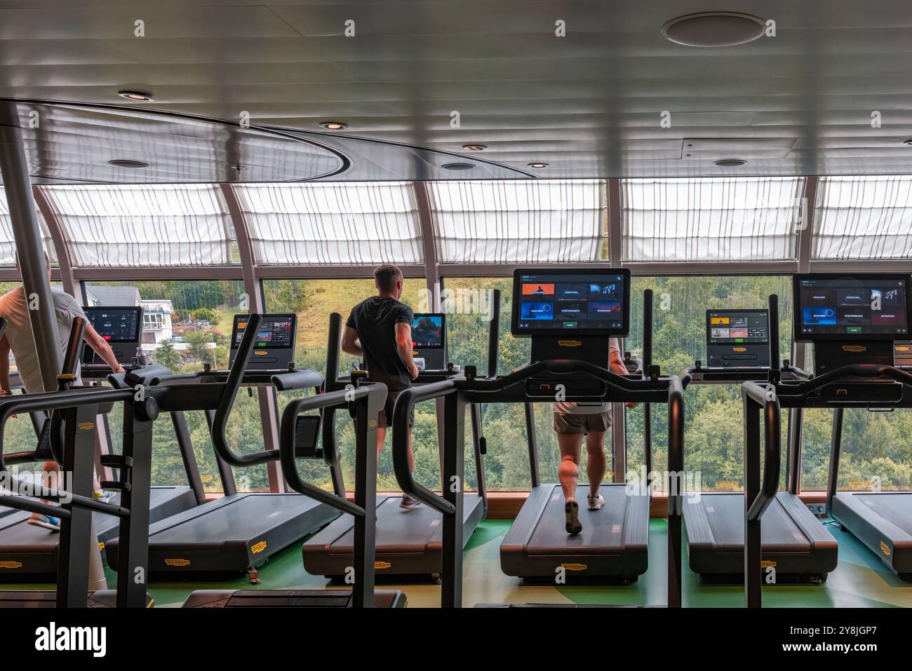 Attrezzature Technogym 15 agosto 2024 - le persone corrono sui tapis roulant in una palestra moderna e ben attrezzata Foto Stock Attrezzature Technogym 15 agosto 2024 - le persone corrono sui tapis roulant in una palestra moderna e ben attrezzata Foto Stock
