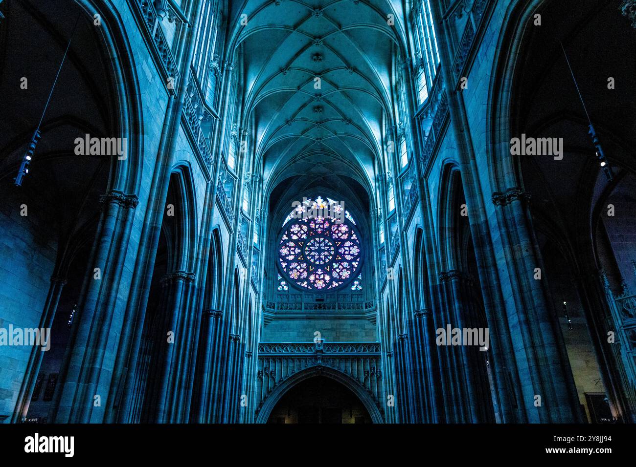 Interno della Cattedrale di San Vito e rosetta in vetro colorato, Castello di Praga, Praga, Repubblica Ceca Foto Stock