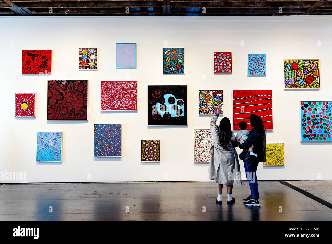 Persone che guardano dipinti alla mostra Yayoi Kusama 'Every Day i Pray for Love' 2024, Victoria Miro, Londra, Inghilterra Foto Stock
