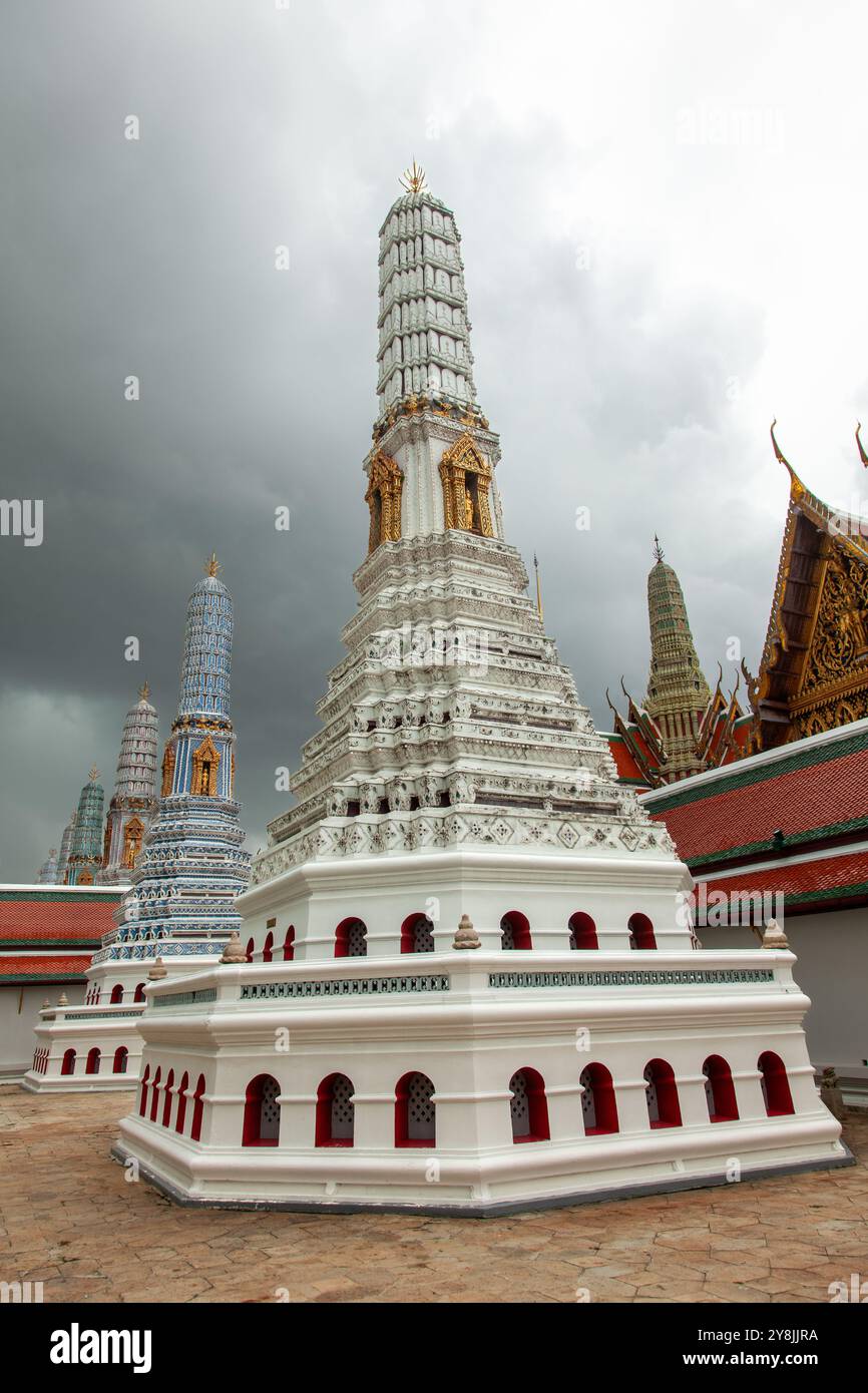 Maestoso Stupa bianco sotto i cieli grigi al Tempio di Bangkok Foto Stock