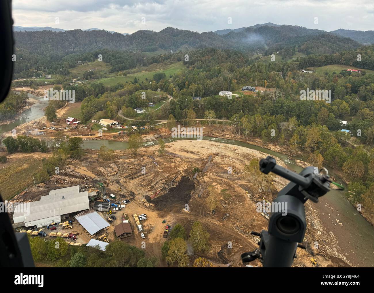 Buncombe County, Stati Uniti. 4 ottobre 2024. U. I paracadutisti della S Air Force con il 48th e il 55th Rescue Squadrons hanno distrutto aree lungo il French Broad River dopo le inondazioni causate dall'uragano Helene tagliato fuori le comunità, il 4 ottobre 2024 nella contea di Buncombe, Carolina del Nord. Credito: SSgt. Abbey Rieves/US Air Force Photo/Alamy Live News Foto Stock