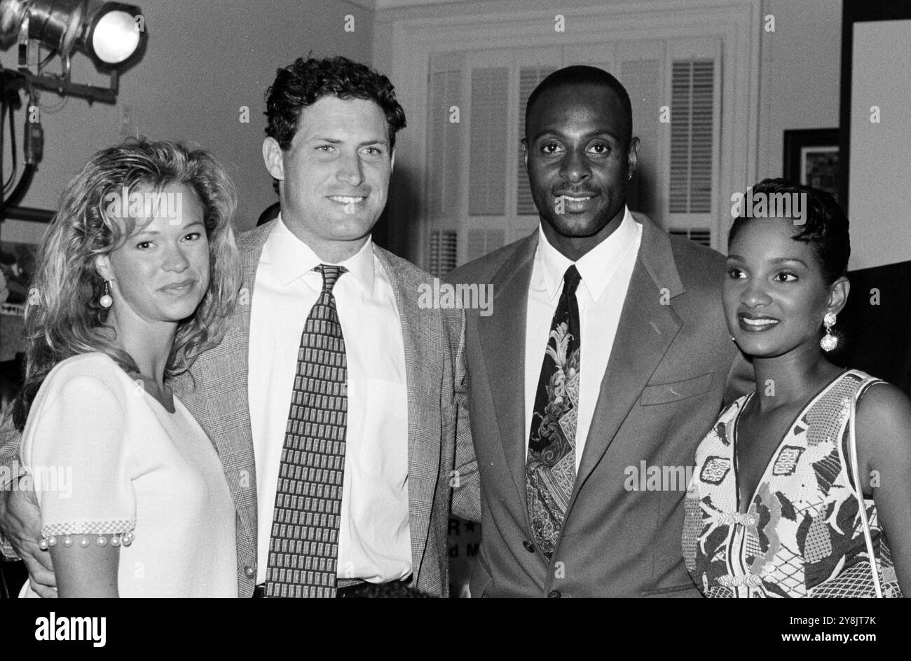 Steve Young e fidanzata con Jerry Rice e moglie Jacqueline Oakland California 1990. Crediti: Ross Pelton/MediaPunch Foto Stock