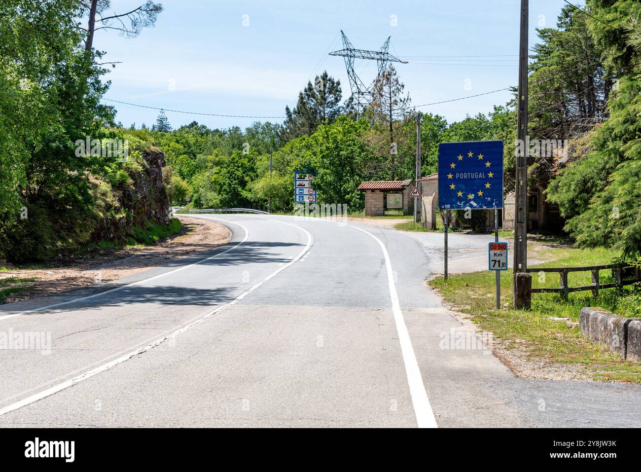 Strada al valico di frontiera spagnolo-portoghese a Ponte da barca, vista dal lato spagnolo Foto Stock
