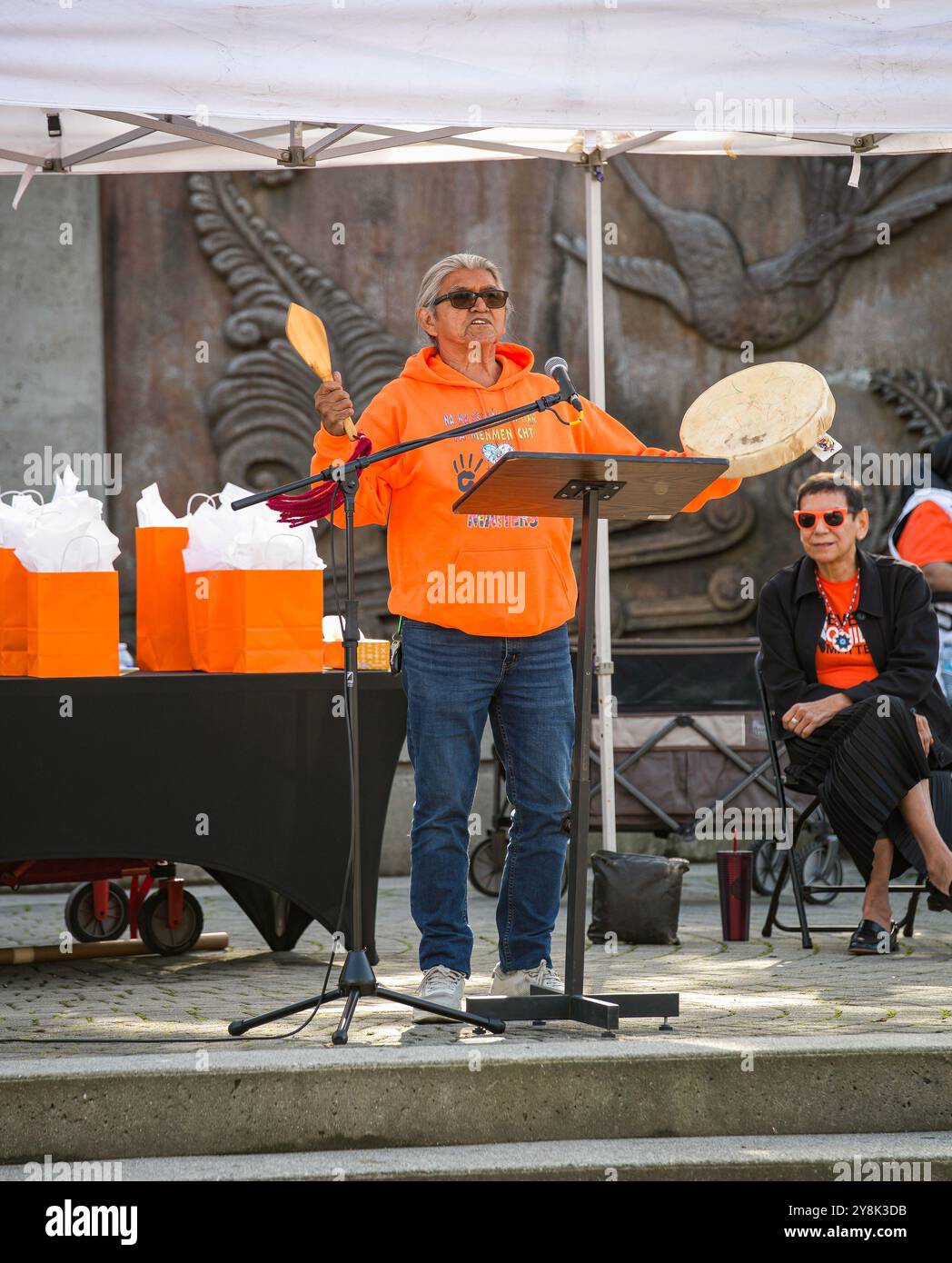 L'anziano Eugene Harry (XiQuelem), membro delle tribù Cowichan, batteria durante una canzone ad un evento del National Truth and Reconciliation Day all'Holland Park. Foto Stock