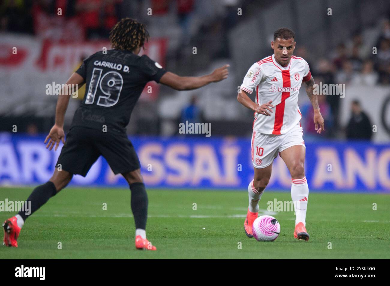 San Paolo, Brasile. 5 ottobre 2024. Alan Patrick dell'Internacional, controlla la palla durante la partita tra Corinthians e Internacional, per la serie A 2024 brasiliana, all'Arena Corinthians Stadium, a San Paolo il 5 ottobre 2024. Foto: Max Peixoto/DiaEsportivo/Alamy Live News crediti: DiaEsportivo/Alamy Live News Foto Stock