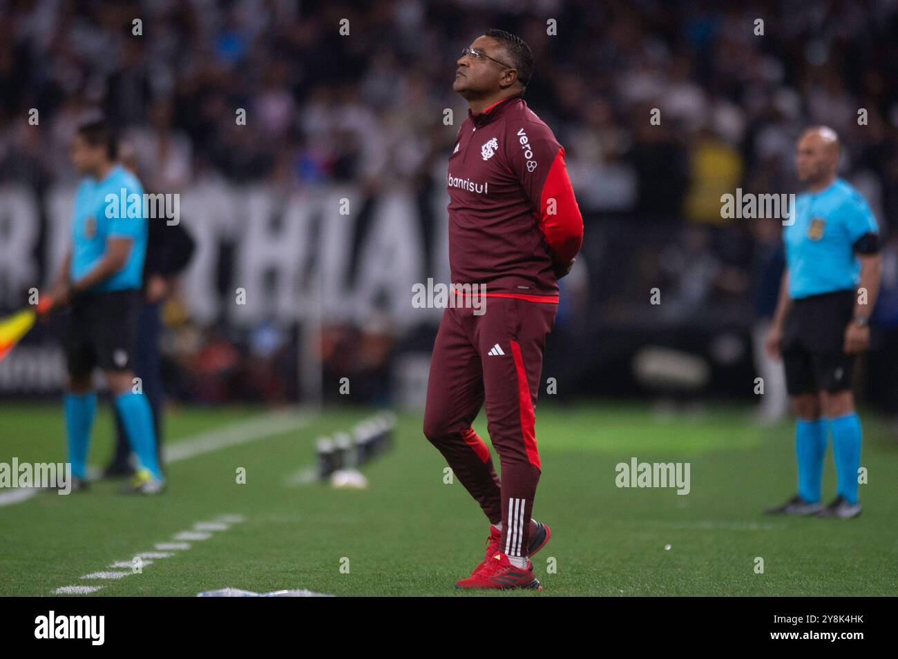 San Paolo, Brasile. 5 ottobre 2024. L'allenatore dell'Internacional Roger Machado, guarda durante la partita tra Corinthians e Internacional, per la serie A 2024 brasiliana, all'Arena Corinthians Stadium, a San Paolo il 5 ottobre 2024. Foto: Max Peixoto/DiaEsportivo/Alamy Live News crediti: DiaEsportivo/Alamy Live News Foto Stock