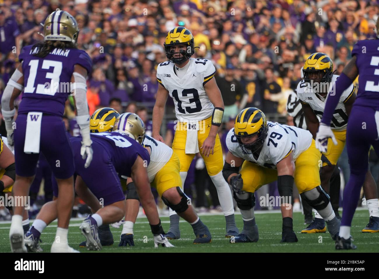 Seattle, Stati Uniti. 5 ottobre 2024. Il quarterback dei Michigan Wolverines Jack Tuttle (13) sotto il centro durante il secondo quarto di una partita di football universitario contro i Washington Huskies all'Husky Stadium di Seattle, Washington, il 5 ottobre 2024. (Credito fotografico Nate Koppelman/Sipa USA) credito: SIPA USA/Alamy Live News Foto Stock