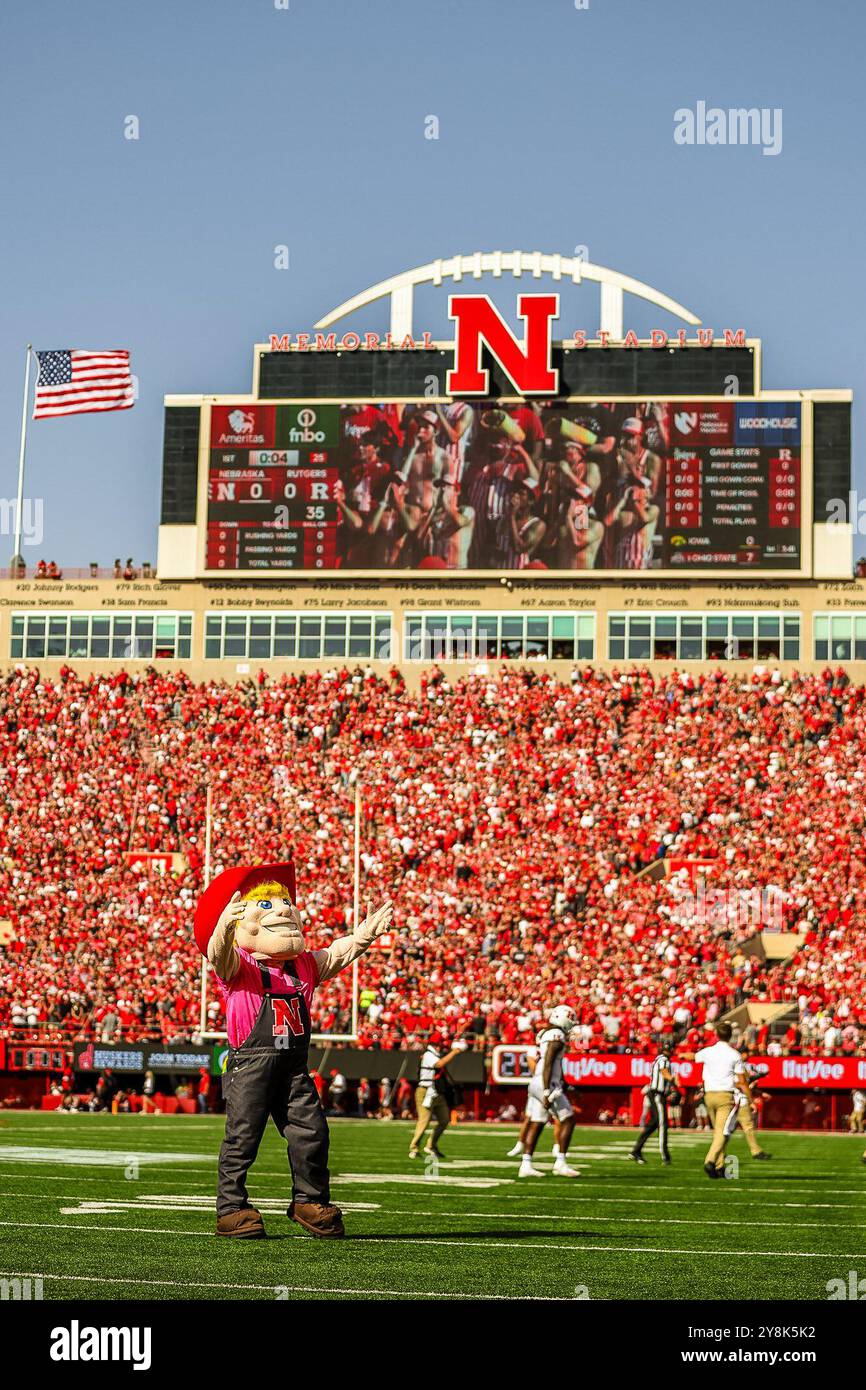 Lincoln, Nebraska. Stati Uniti 5 ottobre 2024. - La mascotte dei Nebraska Cornhuskers eccita la folla in tutto esaurito prima di una partita di football della NCAA Division 1 tra i Rutgers Scarlet Knights e i Nebraska Cornhuskers al Memorial Stadium di Lincoln, Nebraska. Il Nebraska ha vinto 14-7.presenze: 87.464.401esima vendita consecutiva. Michael Spomer/Cal Sport Media (immagine di credito: © Michael Spomer/Cal Sport Media). Crediti: csm/Alamy Live News Foto Stock