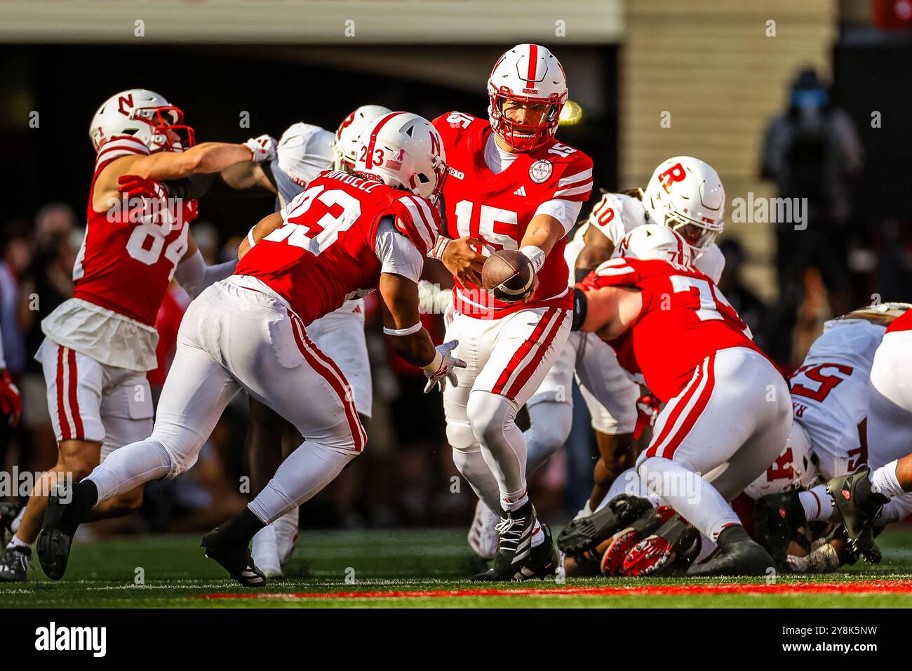 Lincoln, Nebraska. Stati Uniti 5 ottobre 2024. - Il quarterback dei Nebraska Cornhuskers Dylan Raiola (15) lascia il posto al running back Dante Dowdell (23) in azione durante una partita di football della NCAA Division 1 tra i Rutgers Scarlet Knights e i Nebraska Cornhuskers al Memorial Stadium di Lincoln, Nebraska. Il Nebraska ha vinto 14-7.presenze: 87.464.401esima vendita consecutiva. Michael Spomer/Cal Sport Media/Alamy Live News Foto Stock