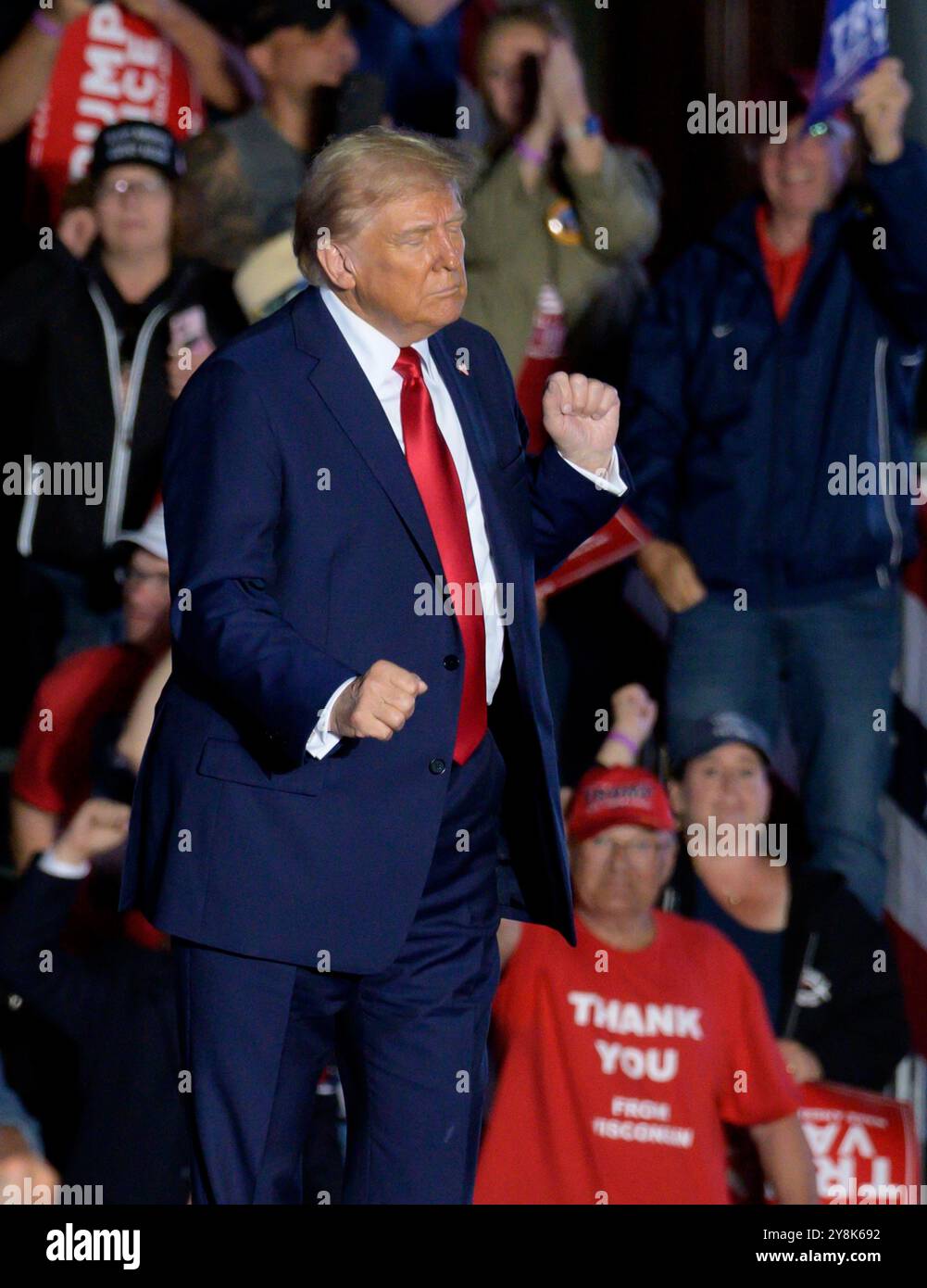 Bulter, Stati Uniti. 5 ottobre 2024. L'ex presidente Donald Trump balla verso la fine del suo raduno al Butler Farm Show Grounds sabato 5 ottobre 2024 a Butler Pennsylvania. Foto di Archie Carpenter/UPI. Crediti: UPI/Alamy Live News Foto Stock