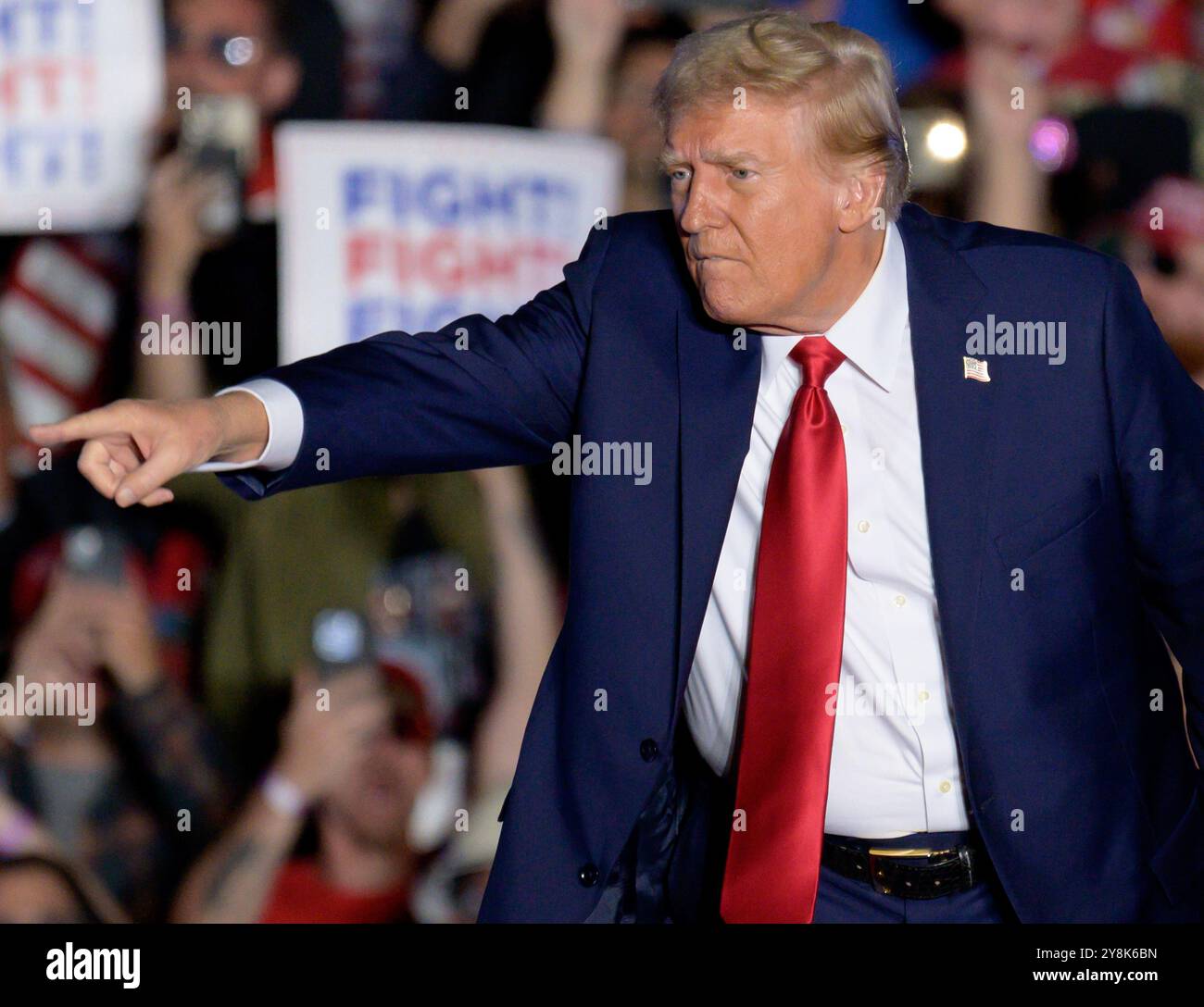 Bulter, Stati Uniti. 5 ottobre 2024. L'ex presidente Donald Trump indica la folla verso la fine del suo rally al Butler Farm Show Grounds sabato 5 ottobre 2024 a Butler, Pennsylvania. Foto di Archie Carpenter/UPI. Crediti: UPI/Alamy Live News Foto Stock