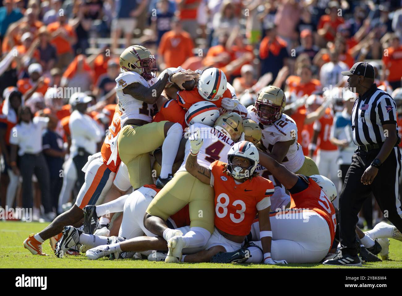 Charlottesville, Virginia, Stati Uniti. 5 ottobre 2024. Il quarterback dei Virginia Cavaliers Anthony Colandrea (10) e il defensive back dei Boston College Eagles Max Tucker (13) combattono per il pallone in cima alla pila durante la partita di football NCAA tra i Boston College Eagles e i Virginia Cavaliers allo Scott Stadium di Charlottesville, Virginia. Jonathan Huff/CSM (immagine di credito: © Jonathan Huff/Cal Sport Media). Crediti: csm/Alamy Live News Foto Stock